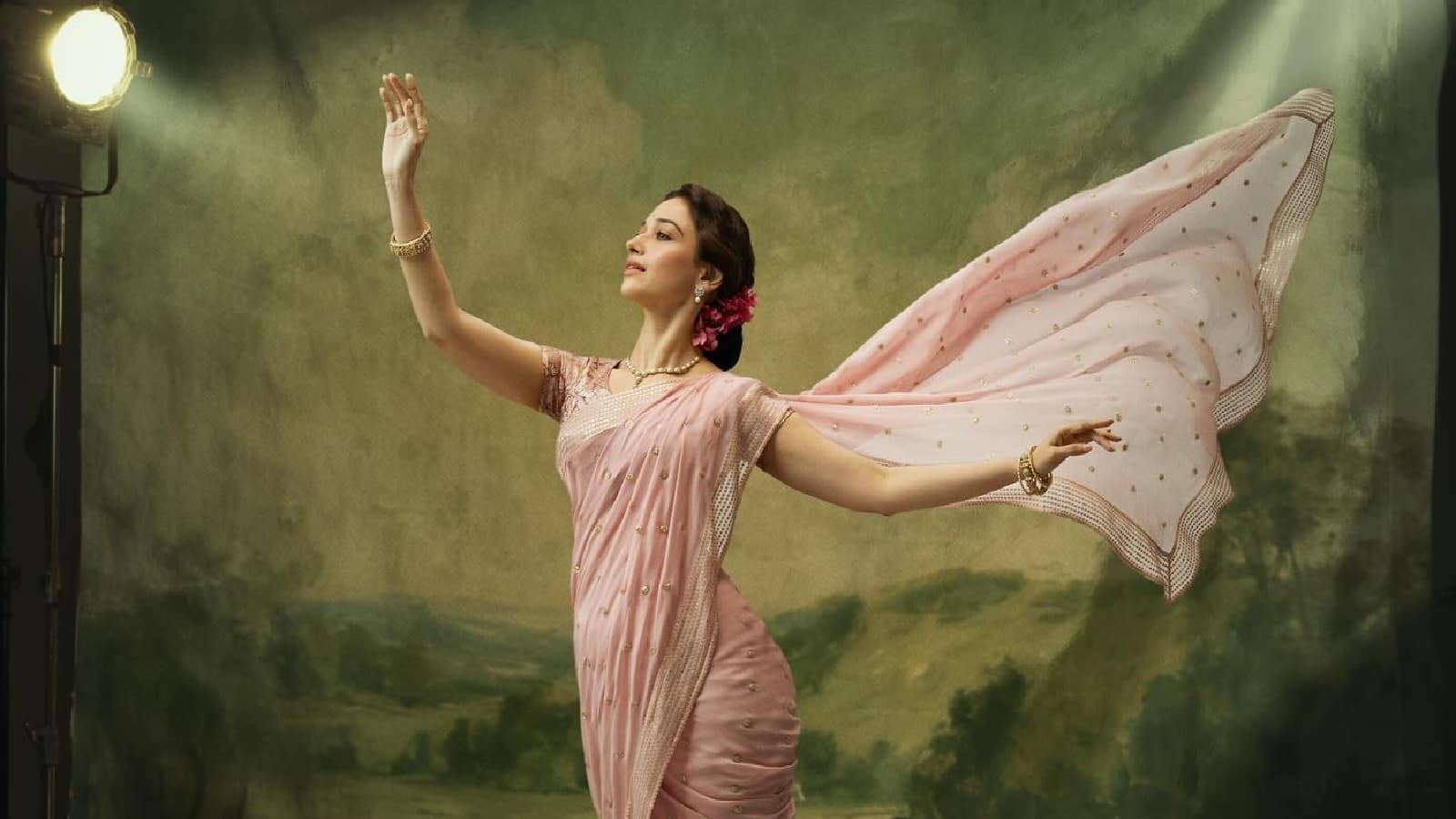 V. Shantaram Biopic: वी शांताराम पर बायोपिक में तमन्ना का लुक देख फैंस ने खोया होश, फिल्म में निभाएंगी जयश्री का रोल