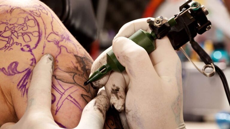 टैटू बनवाने से पहले जानें ये रहस्य, आपकी त्वचा तय करेगी रंग और शेप