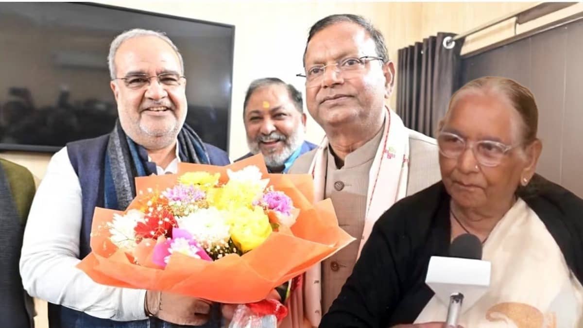 UP BJP को आज मिलेगा नया प्रदेश अध्यक्ष, लखनऊ में पंकज चौधरी के लिए लगे बधाई पोस्टर; बेटे की सफलता पर मां बोलीं- मुझे तो न्यूज से पता चला