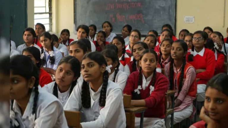 UP Board Exam 2026: यूपी बोर्ड 10वीं और 12वीं परीक्षा के लिए 8033 एग्जाम सेंटर फाइनल, जानें कब शुरू होंगे पेपर