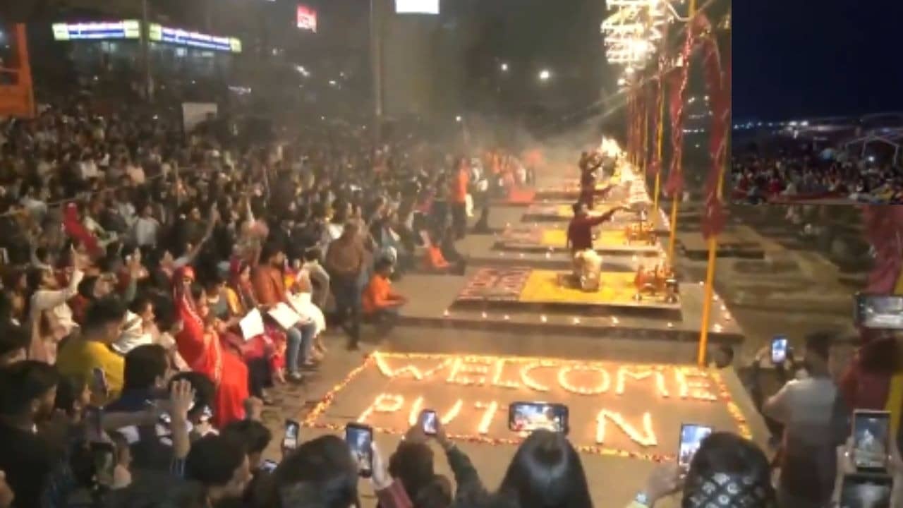 पुतिन के स्वागत के लिए वाराणसी में गंगा किनारे जलाए गए 1100 दीपक, लोगों ने की प्रार्थना, लिखा- Welcome Putin; देखें VIDEO
