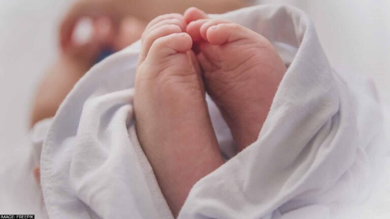 कमोड में फ्लश करते ही बाहर आए नवजात के हाथ और पैर, अस्पताल के टॉयलेट में बुरी तरह फंसा था बच्ची का शव; छिंदवाड़ा में हड़कंप