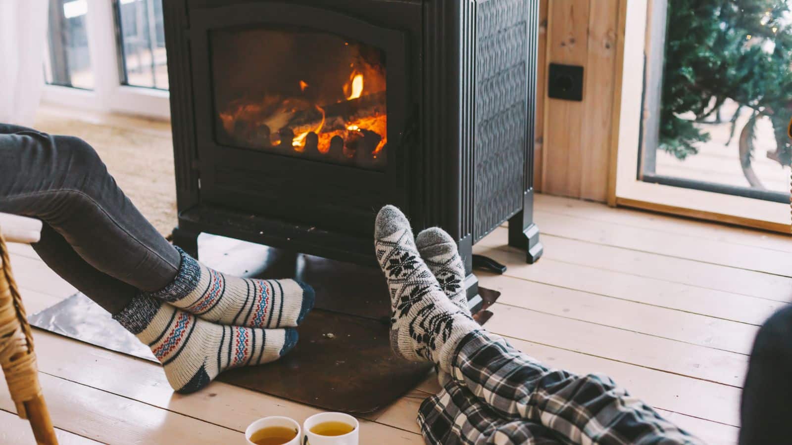 Tips & Tricks: सर्दियों में झकझोरती ठंड? बिना हीटर भी अपने कमरे को गर्म बनाएं ऐसे!