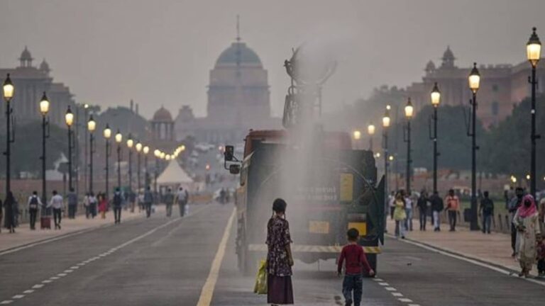 दिल्ली में मौसम का ट्रिपल अटैक, कड़ाके की ठंड, घना कोहरा और AQI 414 तक पहुंचा... जानें अगले 2 दिन कैसा रहेगा मौसम