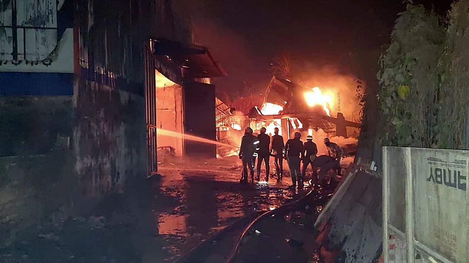 West Bengal Fire: पश्चिम बंगाल में दर्दनाक हादसा! दो गोदामों में आग लगने से 7 लोगों की मौत, कई लोग लापता