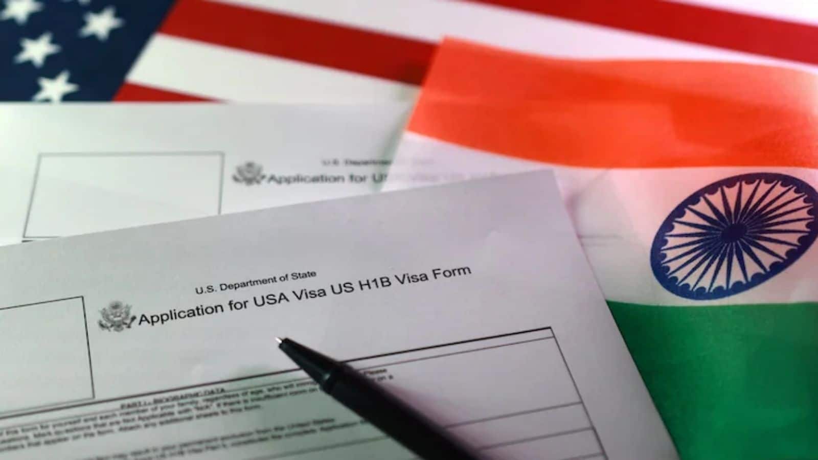 US Visa: ट्रंप ने पाकिस्तान और बांग्लादेश सहित 75 देशों के लोगों की अमेरिका में एंट्री पर लगाया बैन, जानिए आखिर भारत को क्यों मिली राहत?