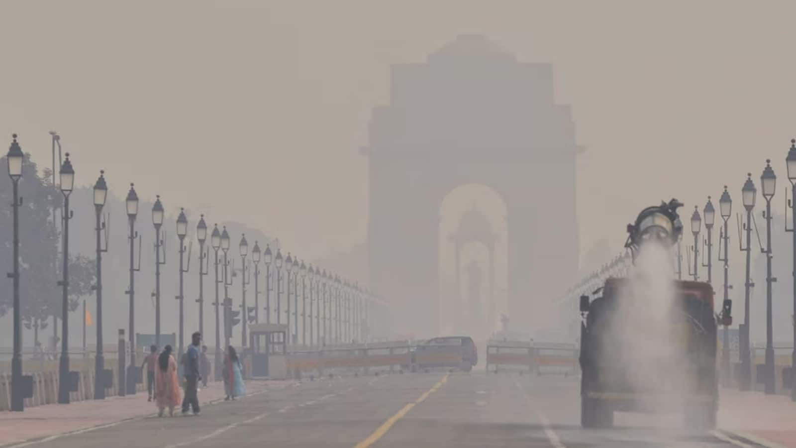Delhi AQI Today: दिल्ली की हवा हुई और जहरीली, AQI 318 के पार, 24 इलाकों में हालात बेहद खराब