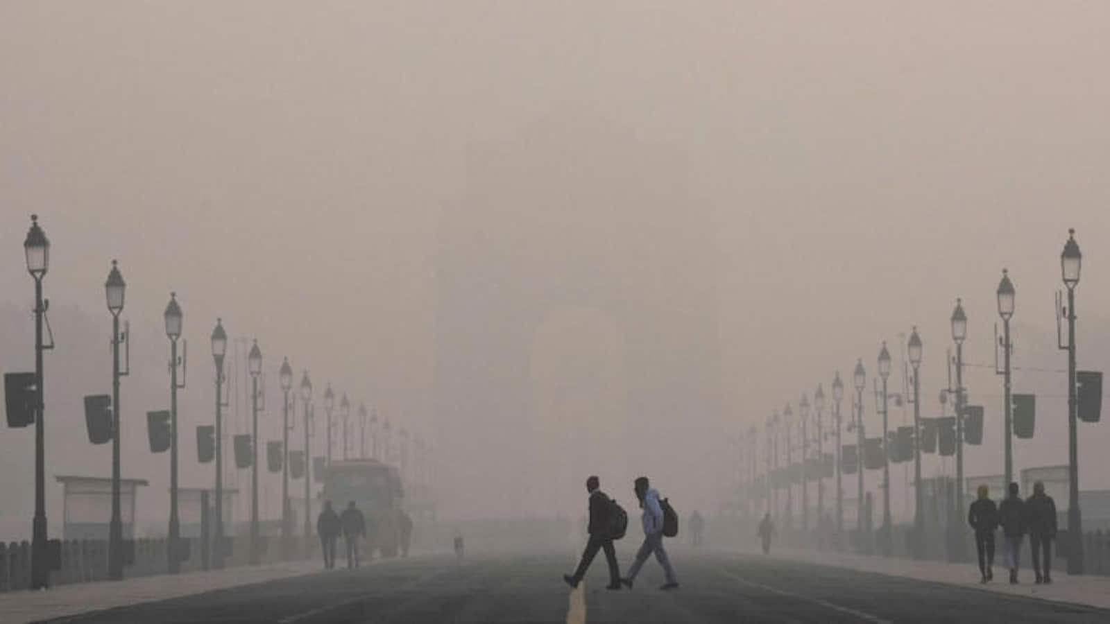 Delhi AQI Today: घना कोहरा और जहरीली हवा के साथ AQI पहुंचा 369, GRAP-3 लागू, एयरलाइंस ने जारी की एडवाइजरी