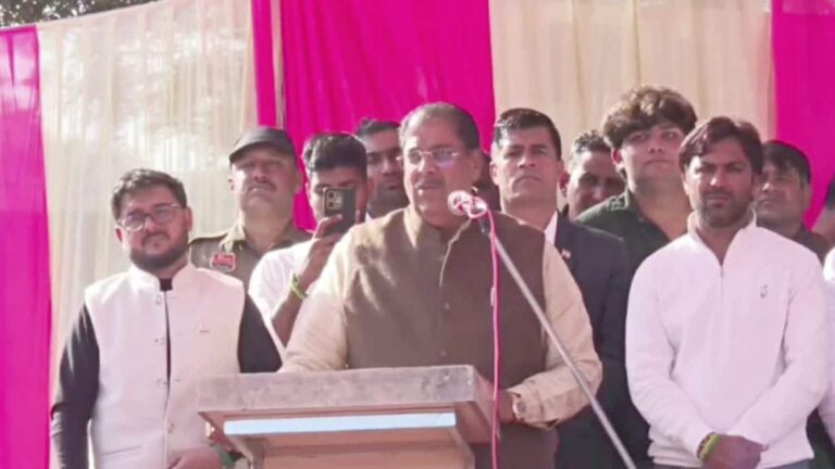 'भारत में भी बांग्लादेश जैसा आंदोलन करना होगा': JJP प्रमुख अजय चौटाला का विवादित बयान, बोले- 'शासकों को गद्दी से खींचकर...'