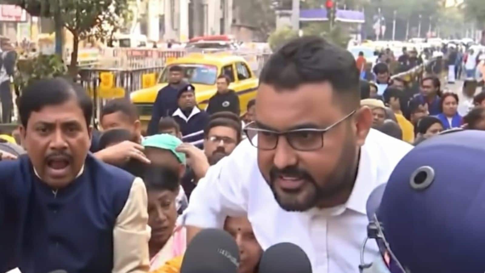 पश्चिम बंगाल में BLO की आत्महत्या पर मुआवजे की मांग, CEO ऑफिस के बाहर जमकर हुआ विरोध प्रदर्शन