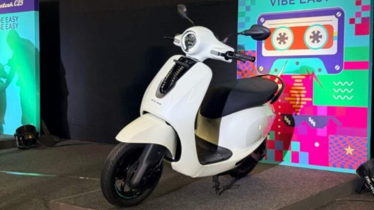 Bajaj Chetak C25 लॉन्च, मेटैलिक बॉडी और 113km रेंज के साथ, कीमत 91,399 रुपये