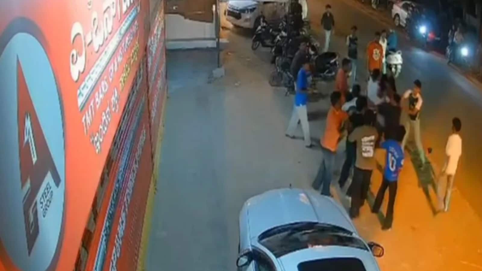 सिगरेट लाने के लिए मजबूर किया गया, लोहे की छड़ों से पीटा गया, बेंगलुरु के एक प्राइवेट कॉलेज में जूनियर्स से की गई खौफनाक रैगिंग