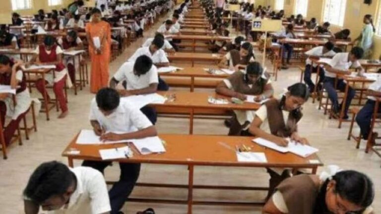 CBSE Board Exams 2026 Tips: बोर्ड परीक्षा की कॉपी में सबसे पहले ये बातें देखते हैं टीचर, जानें अच्छे नंबर पाने के लिए कैसे लिखें अपने जवाब?