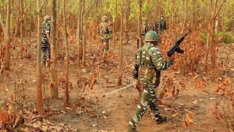 Bijapur Naxal Encounter: बीजापुर में सुरक्षाबलों और नक्सलियों के बीच मुठभेड़ जारी, अब तक 2 माओवादी ढेर