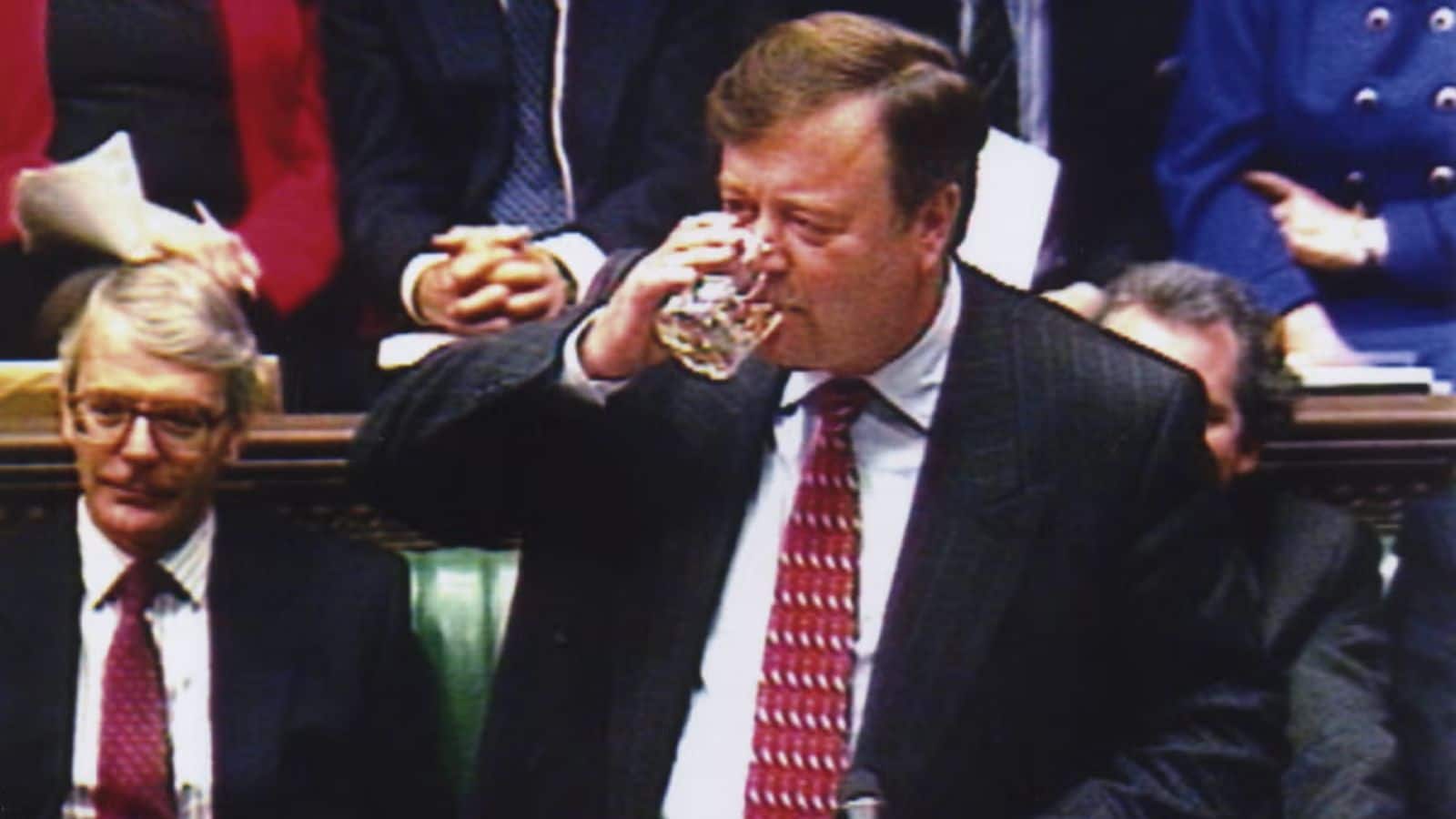 संसद में जाम और बजट का काम: ब्रिटेन की वो परंपरा जहां वित्त मंत्री को होती है 'शराब पीने' की कानूनी छूट!