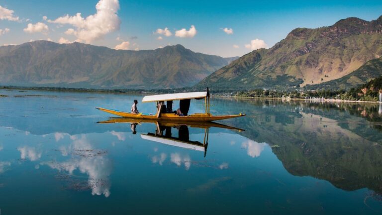 घूमने के लिए भारत की ये झीलें हैं खास, जानें एक ट्रिप में कितना आएगा खर्च