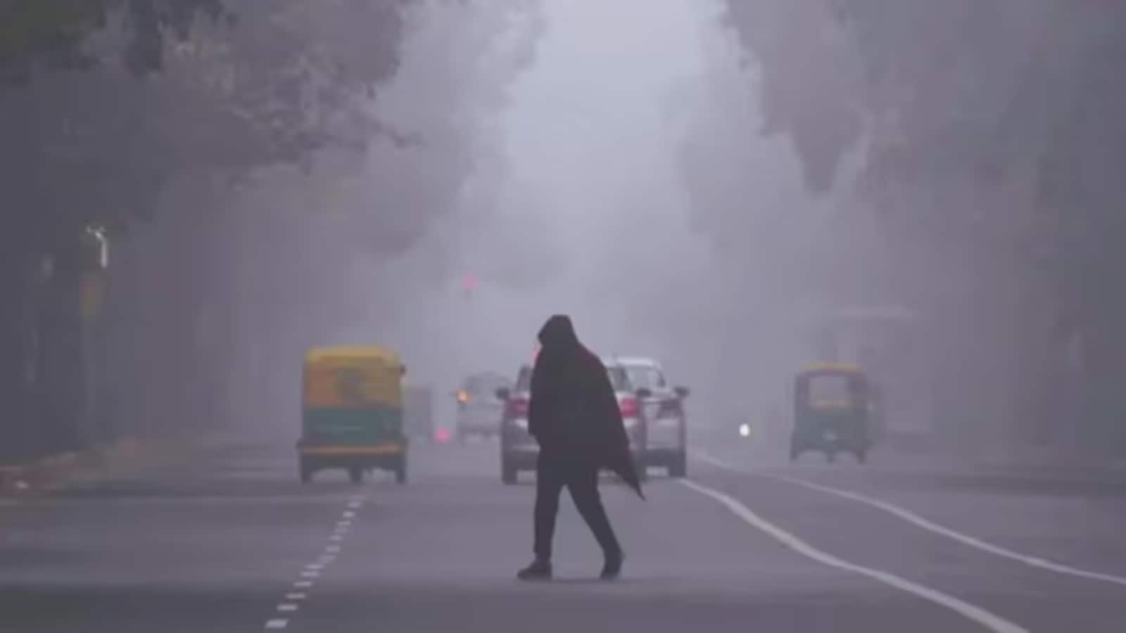 Delhi Weather Today: दिल्ली में कोहरे और कड़ाके की ठंड का कहर, IMD ने येलो और रेड अलर्ट किया जारी