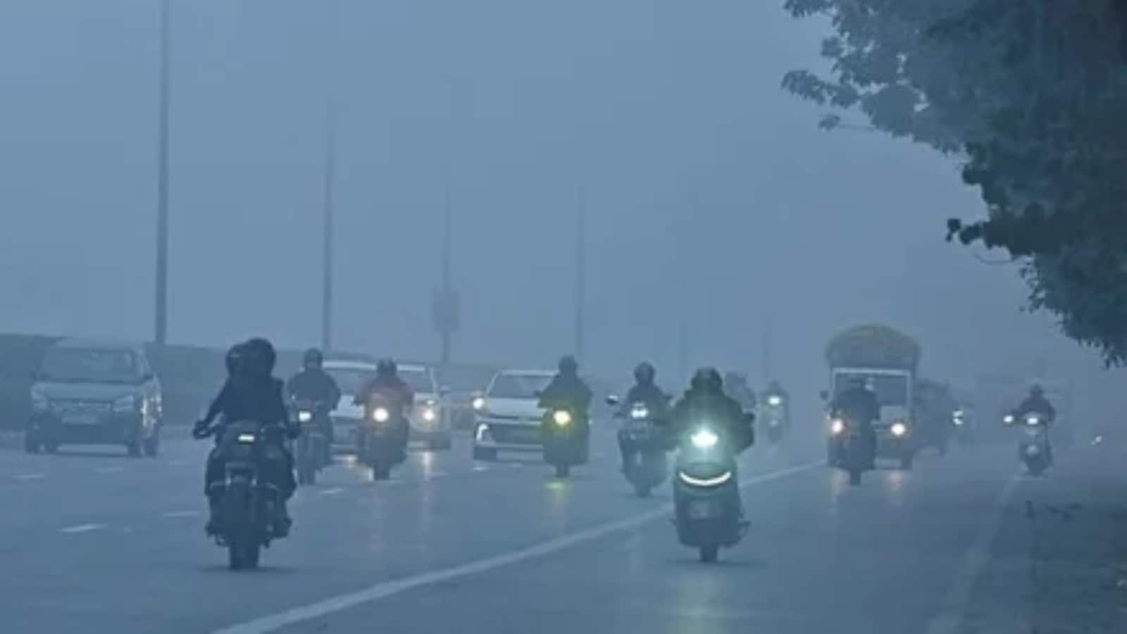 Delhi Weather Update: घने कोहरे और शीत लहर से कांपी दिल्ली, न्यूनतम तापमान 4.3°C पहुंचा, कई उड़ानों में हुई देरी, IMD ने जारी किया येलो अलर्ट