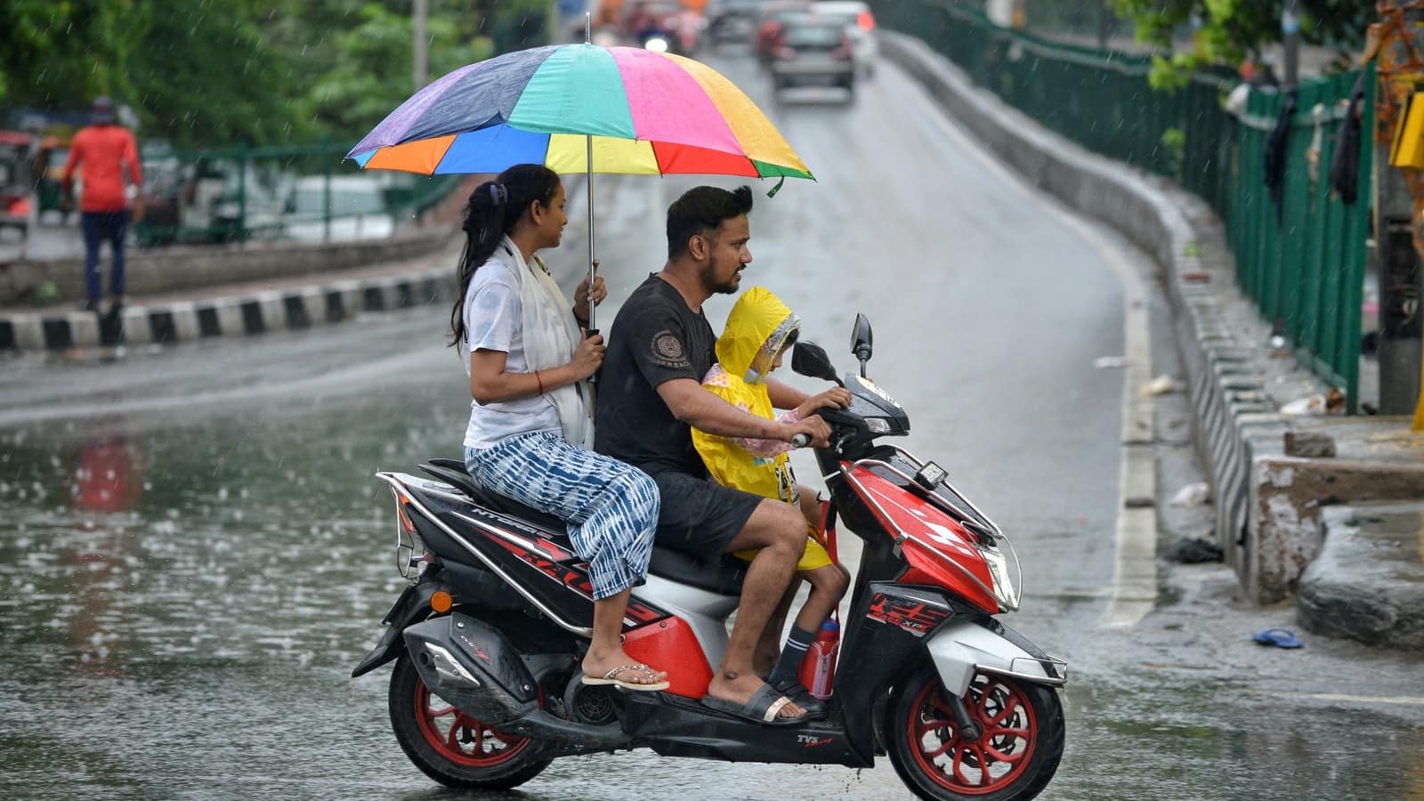 Delhi NCR Weather Update: दिल्ली-NCR में आज गरज, तूफान के साथ भारी बारिश के आसार, IMD ने जारी किया येलो अलर्ट, AQI पहुंचा 281