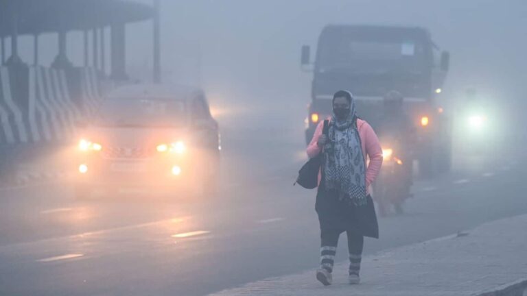 Delhi Weather Today: दिल्ली में कोहरे और 'खराब' AQI के साथ सुबह की शुरुआत, IMD ने बारिश के लिए येलो अलर्ट जारी किया
