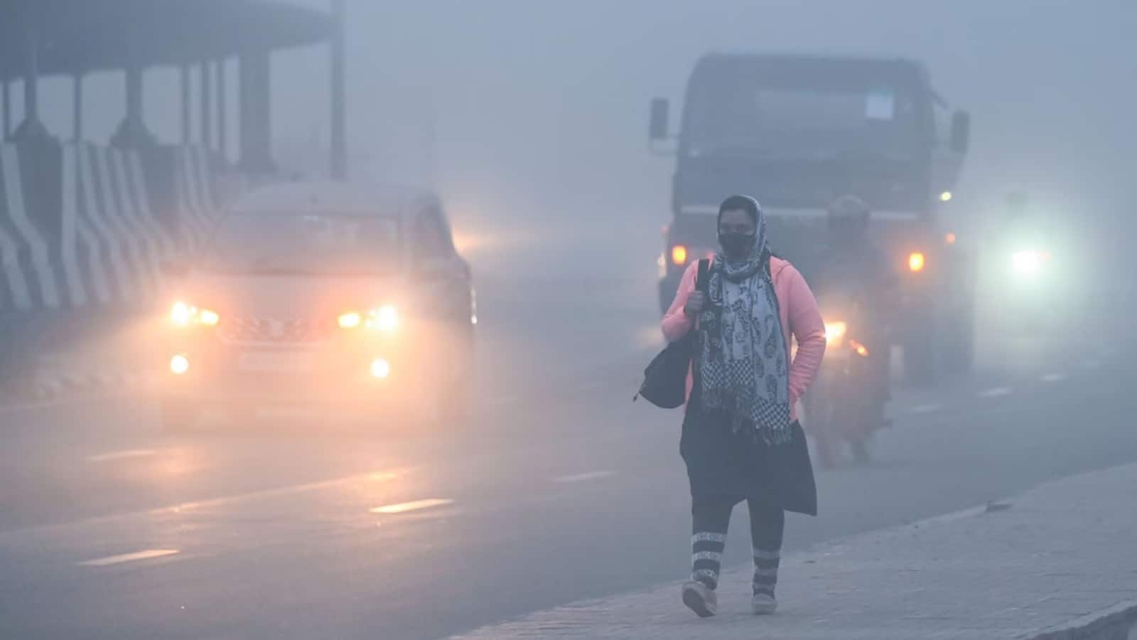 Delhi Weather Today: दिल्ली में कोहरे और 'खराब' AQI के साथ सुबह की शुरुआत, IMD ने बारिश के लिए येलो अलर्ट जारी किया