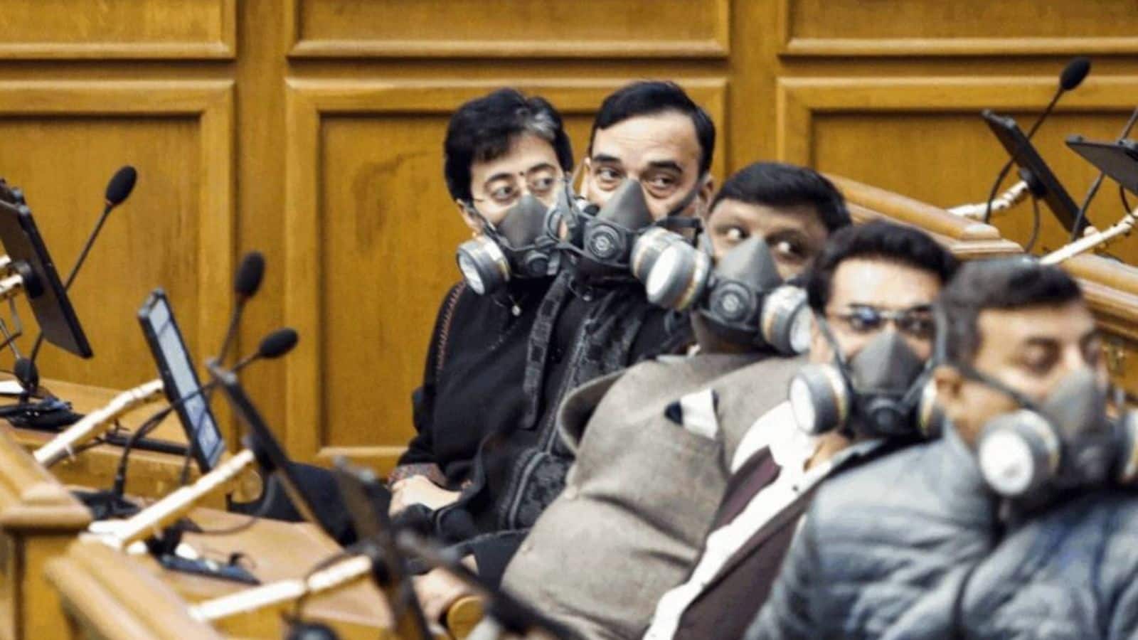 Delhi Air Pollution: विधानसभा में मास्क लगा कर पहुंचे AAP के 4 विधायक, स्पीकर ने कर दिया सस्पेंड