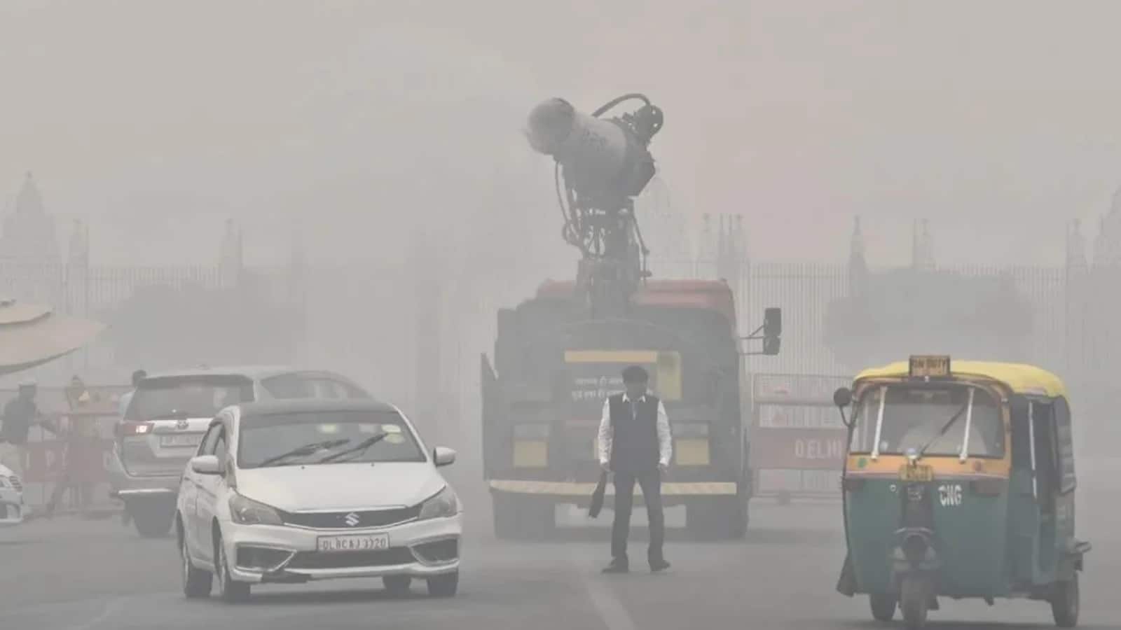 Delhi AQI: दिल्ली में सांस लेना मुश्किल, AQI पहुंचा 358, ठंड और प्रदूषण से हालात बदतर