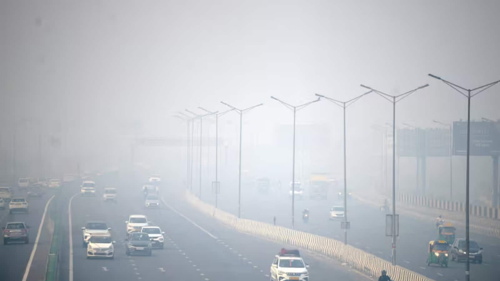 Delhi Air Quality: दिल्ली की हवा 'खराब', AQI 271 दर्ज, शहर में छाई घनी धुंध