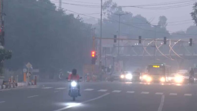 Delhi AQI: दिल्ली में जहरीली धुंध के साथ हाड़ कंपाने वाली ठंड का डबल अटैक, फिर से लागू हुआ GRAP-4
