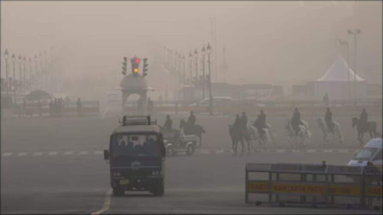 Delhi AQI: दिल्ली में जहरीली हवा के साथ पड़ रही कड़ाके की ठंड, चांदनी चौक में AQI 400 के पार