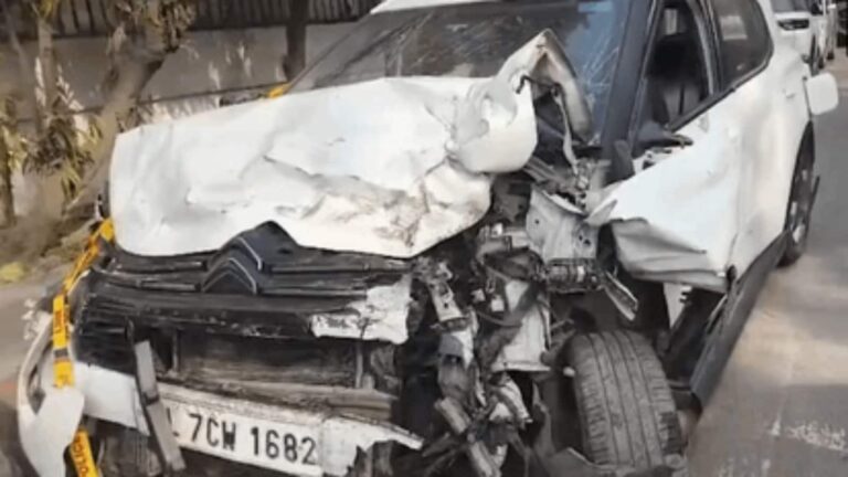 Delhi Road Accident: सिरी फोर्ट के पास भीषण सड़क हादसा, तेज रफ्तार कार की टक्कर में टैक्सी चालक और यात्री की मौत, एक घायल