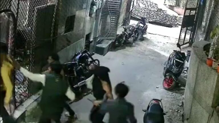 Delhi Crime News: दिल्ली में चाकू गोदकर युवक की बेरहमी से हत्या, CCTV में कैद हुई खौफनाक वारदात