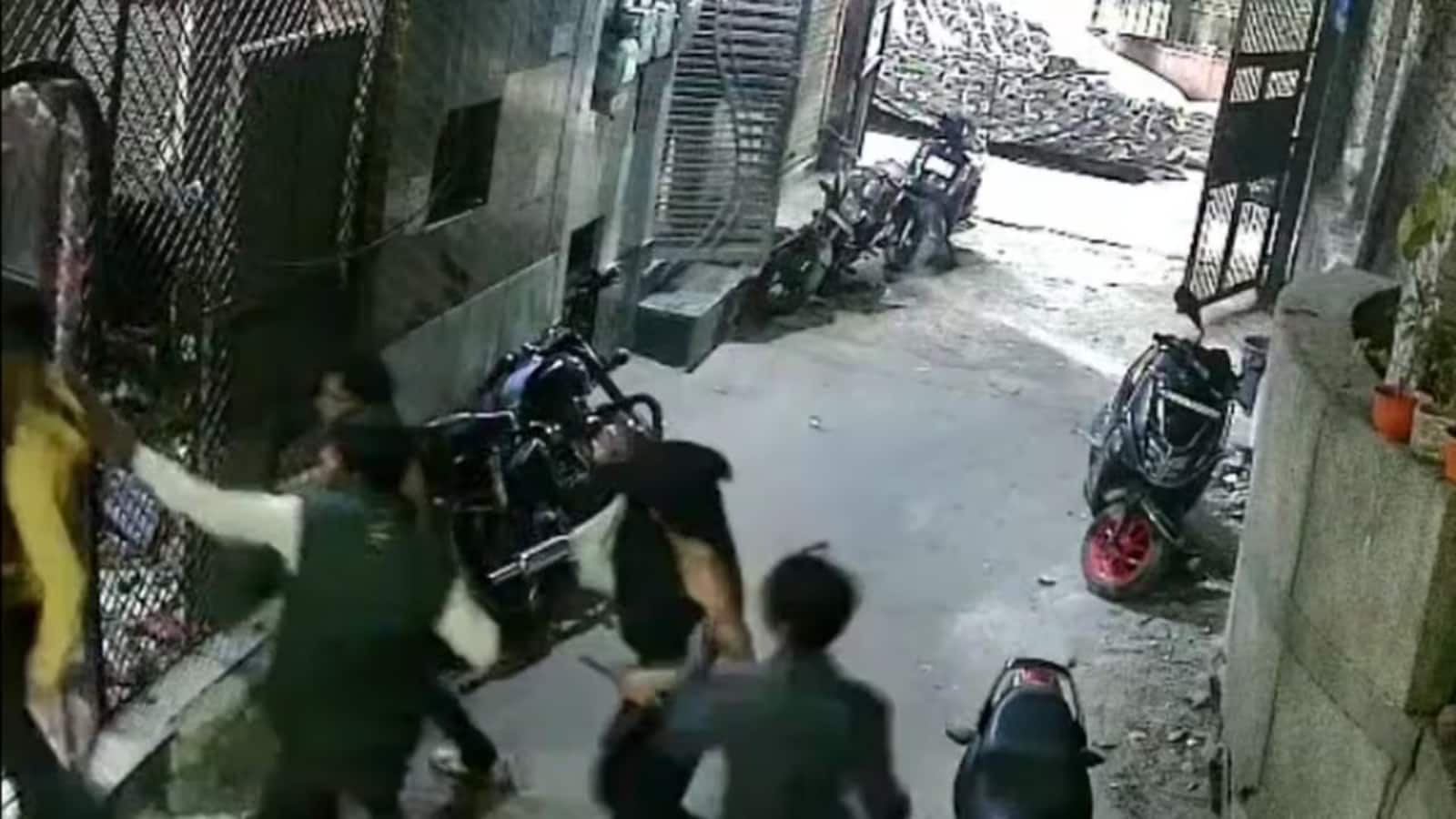 Delhi Crime News: दिल्ली में चाकू गोदकर युवक की बेरहमी से हत्या, CCTV में कैद हुई खौफनाक वारदात