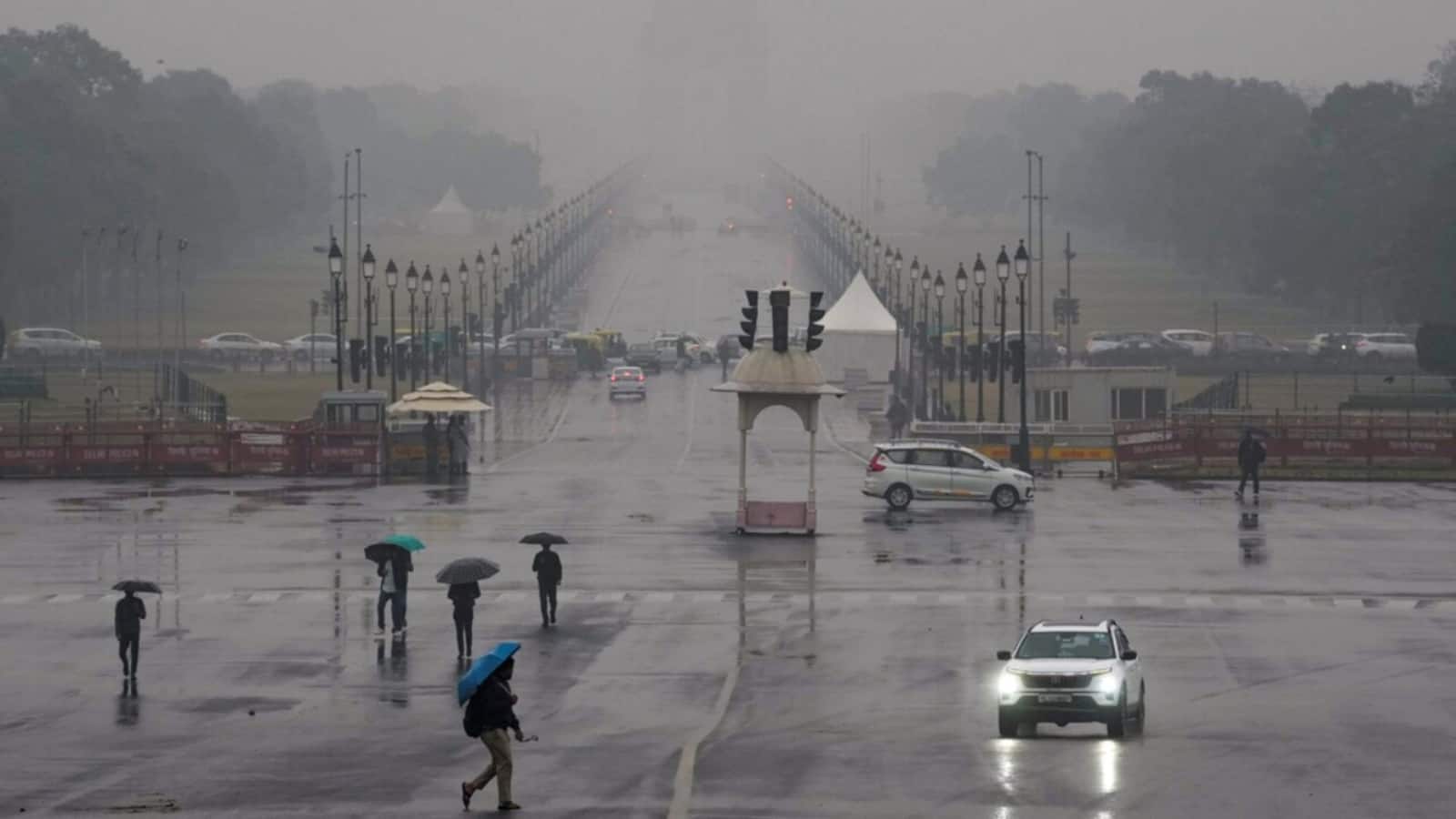 Delhi AQI: दिल्ली की हवा में 'मामूली' सुधार, लेकिन 17 इलाके अब भी 'रेड जोन' में; कोहरे का कहर जारी