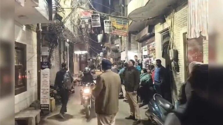 Delhi: 'धतूरे के लड्डू खिलाए और...' मां और दो भाई-बहन की हत्या करने के बाद खुद पुलिस के पास पहुंचा शख्स