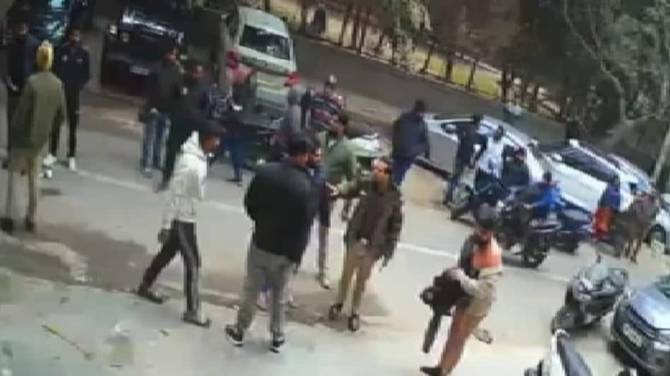 दिल्ली में दबंगों की गुंडई, बाप-बेटे को बीच सड़क पर कपड़े उतारक पीटा, पत्नी से की बदसलूकी