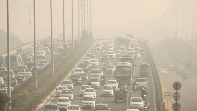 Delhi Parking Charges Doubled: दिल्ली सरकार ने GRAP 3 और 4 के तहत पार्किंग फीस की दोगुनी, निजी वाहनों के उपयोग को कम करने का लिया फैसला