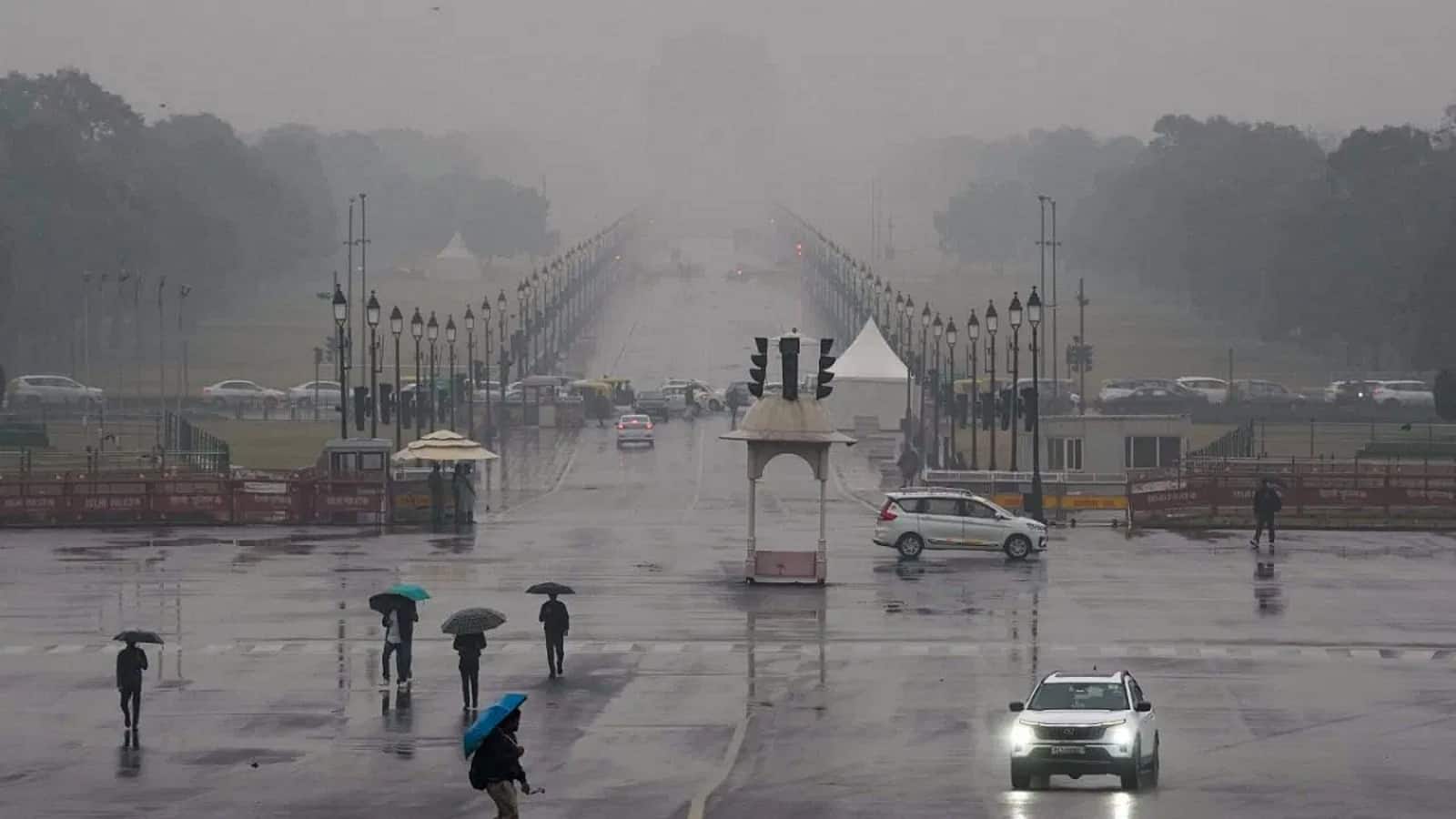 Delhi Weather Update: IMD का येलो अलर्ट, दिल्ली में आज तेज हवाओं और गरज के साथ बारिश की संभावना, AQI में हो सकता है सुधार
