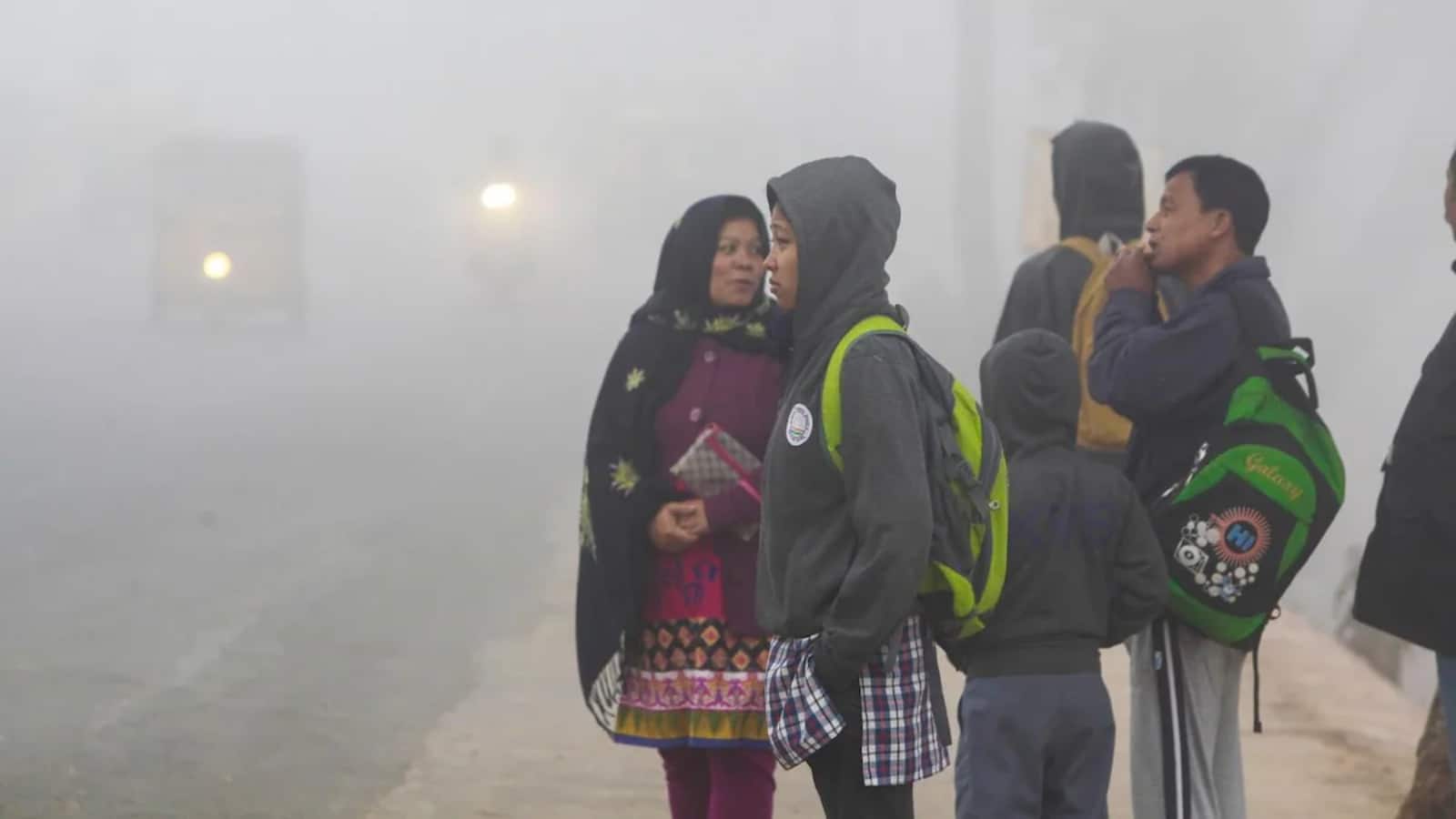 Delhi weather: दिल्ली में कड़ाके की ठंड का कहर, तापमान 2.3 डिग्री तक गिरा, IMD ने जारी किया येलो अलर्ट