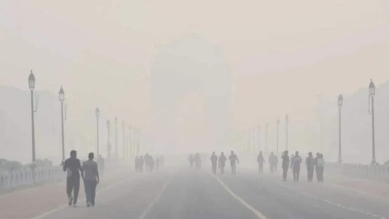 Dense fog in Delhi: कोहरा और प्रदूषण का डबल अटैक, दिल्ली में AQI पहुंचा 286, एयरपोर्ट ने जारी की एडवाइजरी