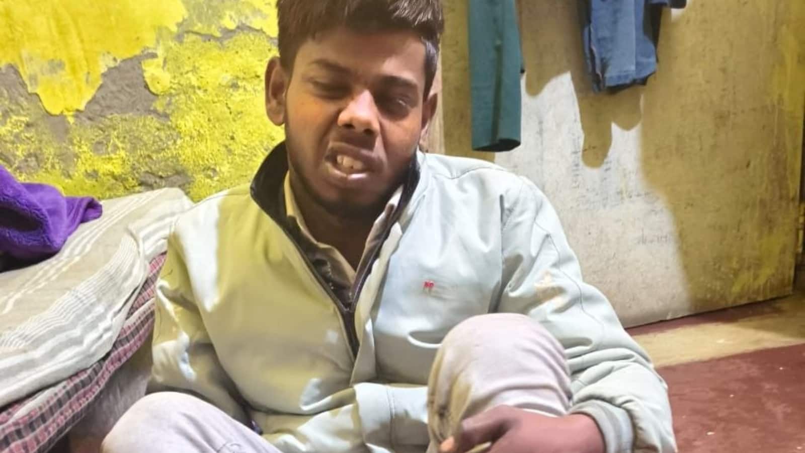 आगरा में दिखी पुलिस की बर्बरता, पहले दूध विक्रेता की लाठी-डंडों से की पिटाई, फिर पैर का नाखून खींचा