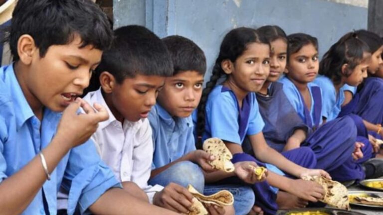 Mid-Day Meal Incident: तेलंगाना में मिड-डे मील खाने के बाद 22 छात्र बीमार, अस्पताल में कराया गया भर्ती