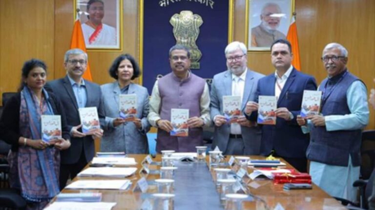 धर्मेंद्र प्रधान ने किया ‘खुत्बत-ए-मोदी: लाल किले की फसील से’ नामक पुस्तक का विमोचन, पीएम मोदी के स्वतंत्रता दिवस भाषणों का है संग्रह