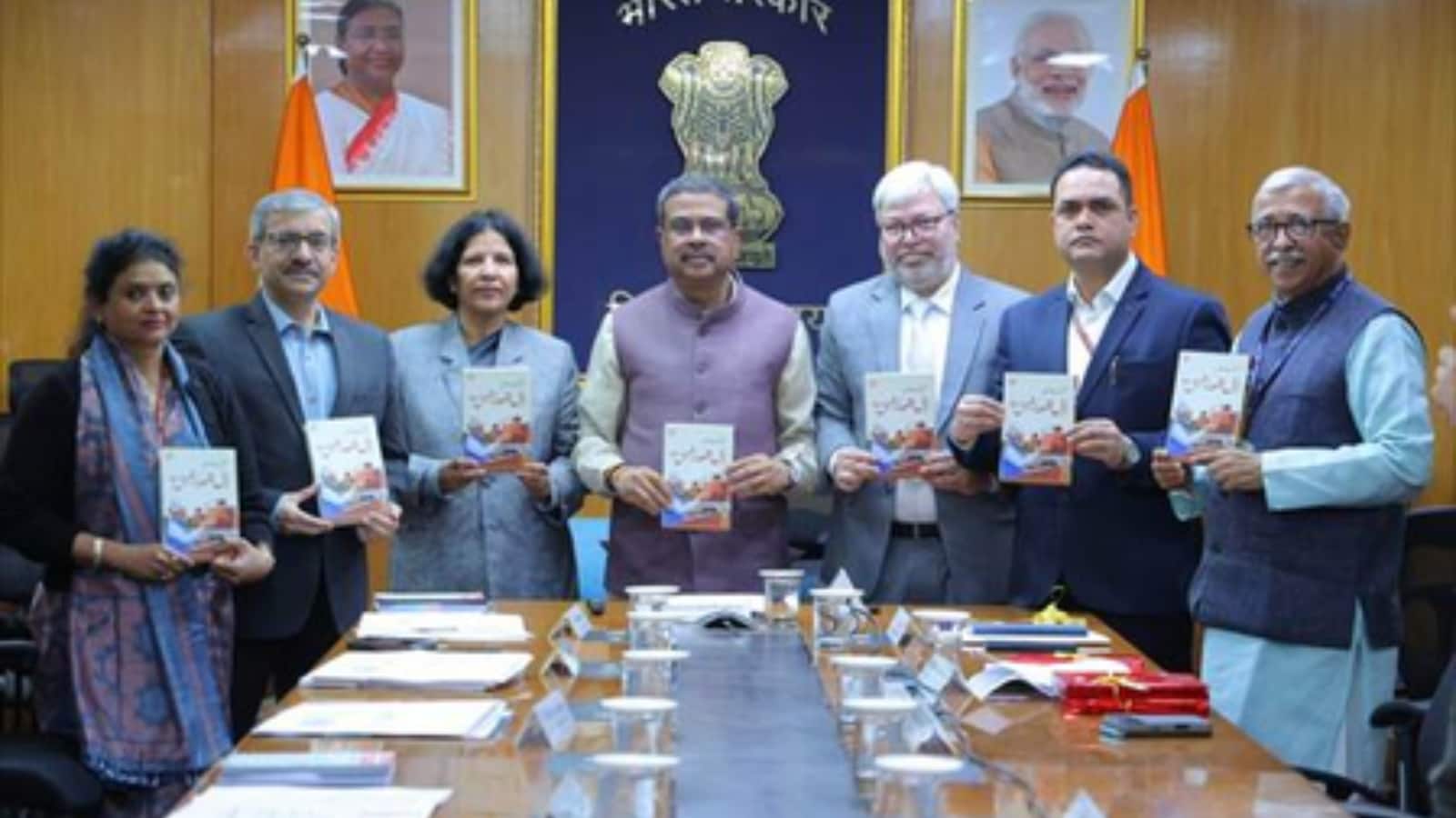 धर्मेंद्र प्रधान ने किया ‘खुत्बत-ए-मोदी: लाल किले की फसील से’ नामक पुस्तक का विमोचन, पीएम मोदी के स्वतंत्रता दिवस भाषणों का है संग्रह