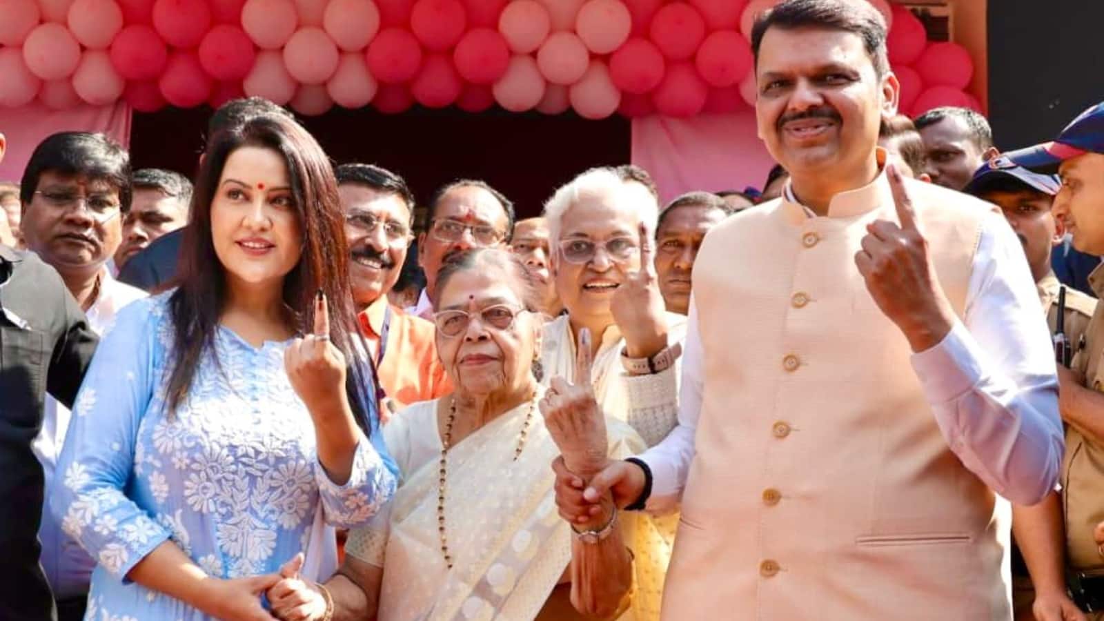 नागपुर में सीएम फडणवीस ने किया मतदान, बोले-हिंसा और भ्रम फैला रहा विपक्ष, बीजेपी की जीत तय