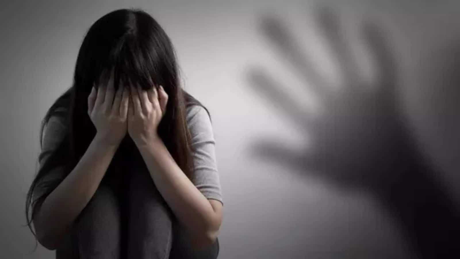 Gurugram: स्टेडियम के बाथरूम में नाबालिग लड़की से 'रेप' के आरोप में हॉकी कोच गिरफ्तार, प्रेग्नेंट होने पर खुला मामला!