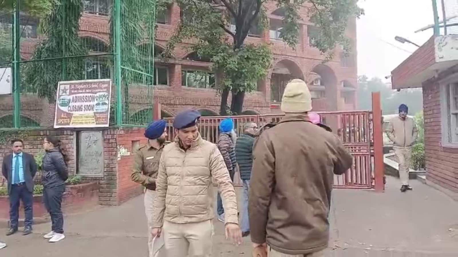 Gurugram School Bomb Threat: ईमेल के जरिए गुरुग्राम के स्कूलों को मिली बम से उड़ाने की धमकी, जांच में जुटी पुलिस