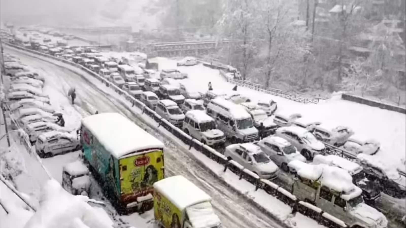 Himachal Pradesh Snowfall: हिमाचल में भारी बर्फबारी के कारण 1250 से ज्यादा सड़कें बंद, सरकार युद्धस्तर पर जुटी