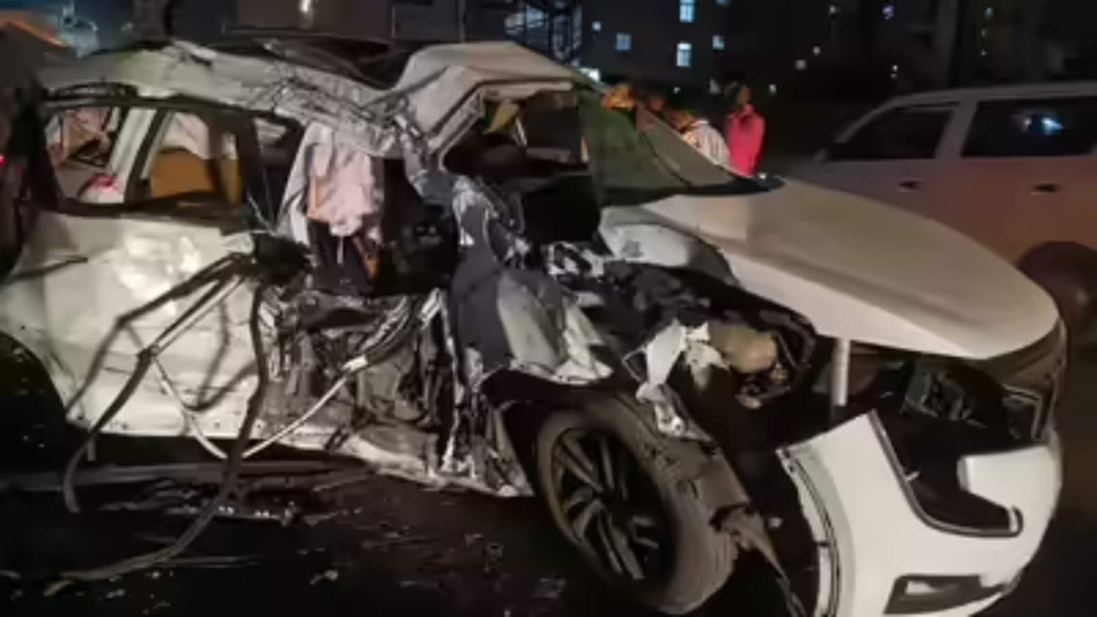 हैदराबाद में दिखा तेज रफ्तार का कहर, इंजीनियरिंग छात्रों की कार खंभे से टकराई, दो की मौत, 6 घायल