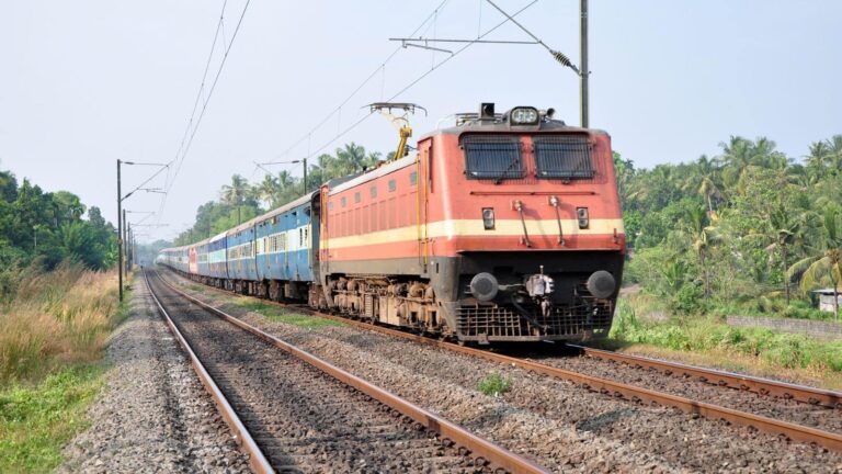 सीएम नीतीश कुमार के काफिले के लिए खुला रहा रेल गेट, एक घंटे तक थमी ट्रेनों की रफ्तार